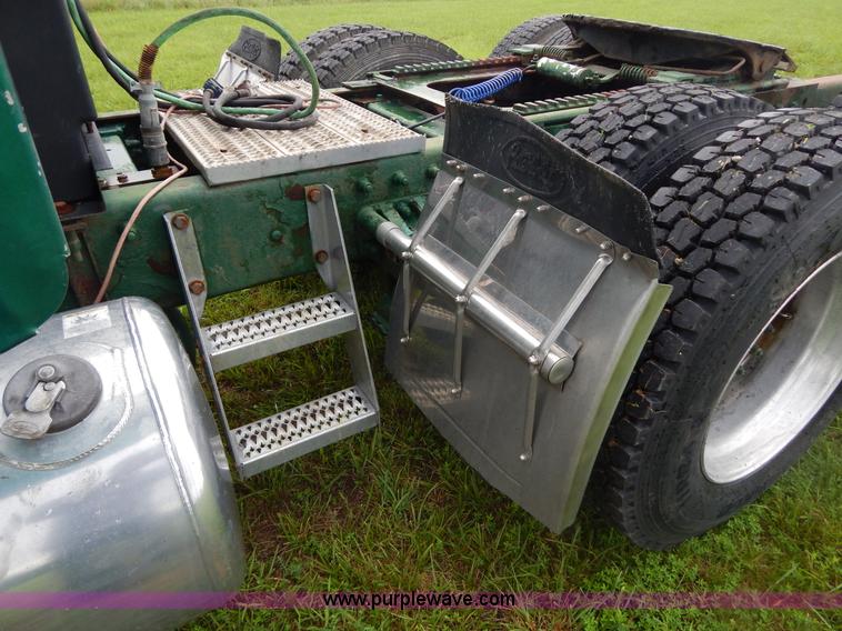 image for item I4690 1999 Peterbilt 378 semi truck