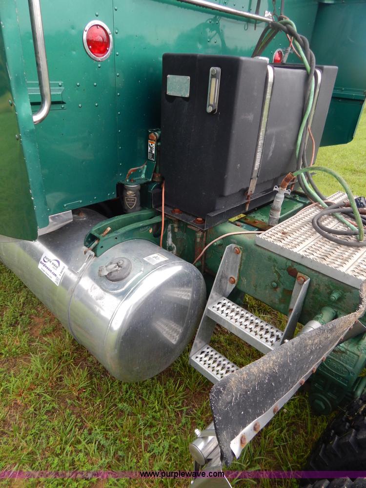 image for item I4690 1999 Peterbilt 378 semi truck