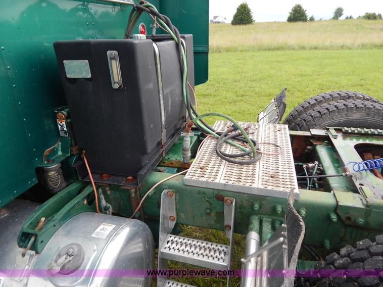 image for item I4690 1999 Peterbilt 378 semi truck