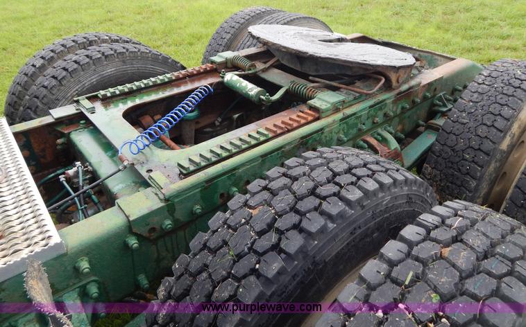 image for item I4690 1999 Peterbilt 378 semi truck