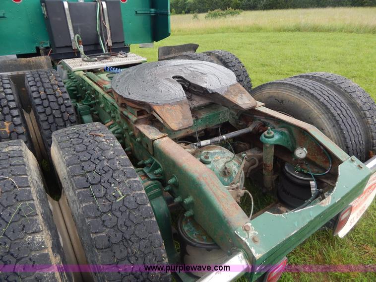 image for item I4690 1999 Peterbilt 378 semi truck