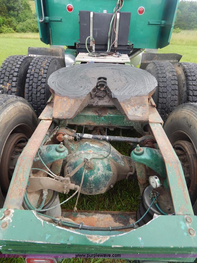 image for item I4690 1999 Peterbilt 378 semi truck