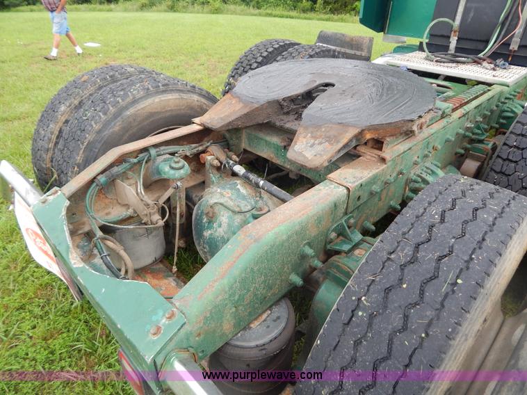 image for item I4690 1999 Peterbilt 378 semi truck