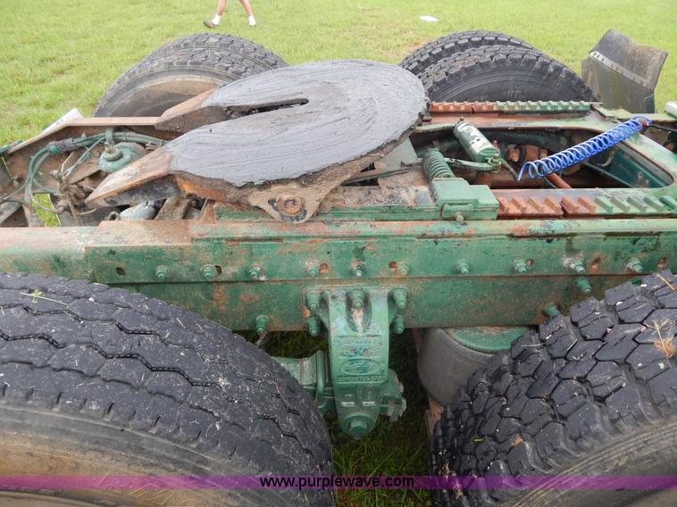 image for item I4690 1999 Peterbilt 378 semi truck