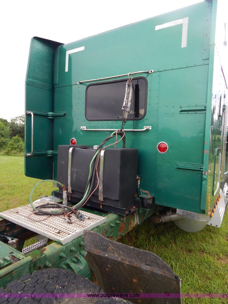 image for item I4690 1999 Peterbilt 378 semi truck