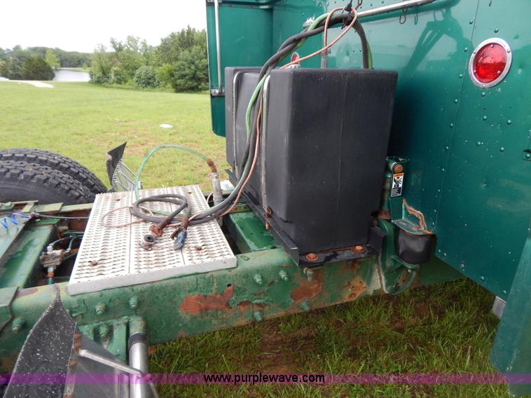 image for item I4690 1999 Peterbilt 378 semi truck