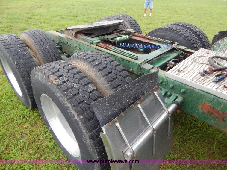 image for item I4690 1999 Peterbilt 378 semi truck