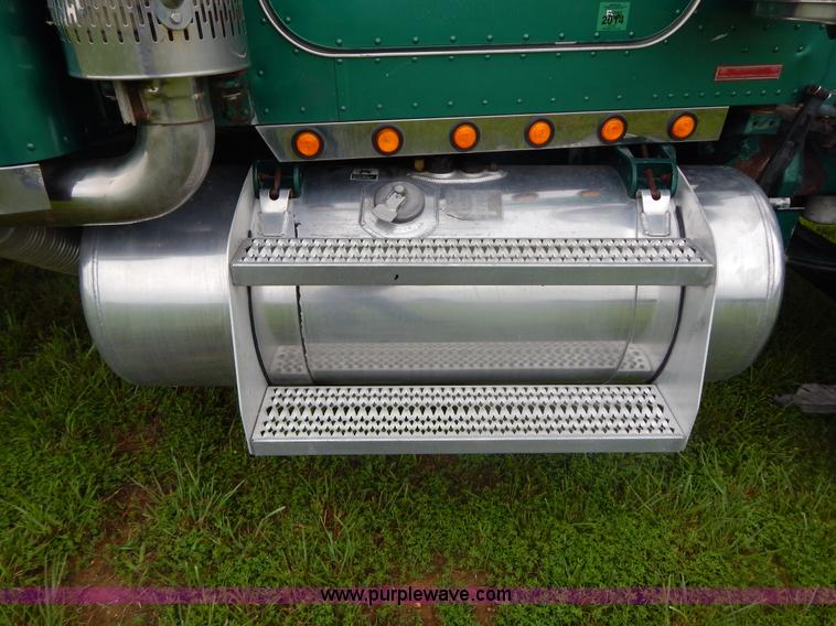 image for item I4690 1999 Peterbilt 378 semi truck