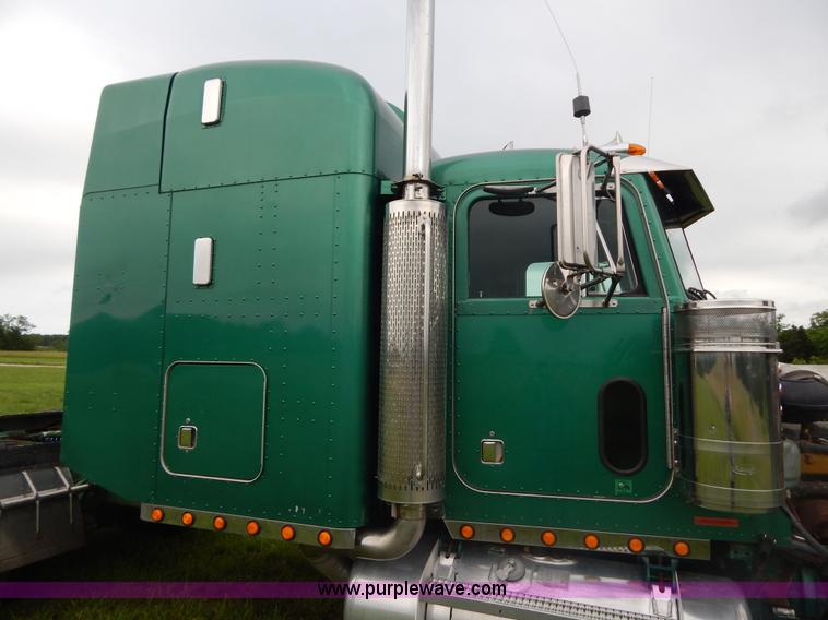 image for item I4690 1999 Peterbilt 378 semi truck