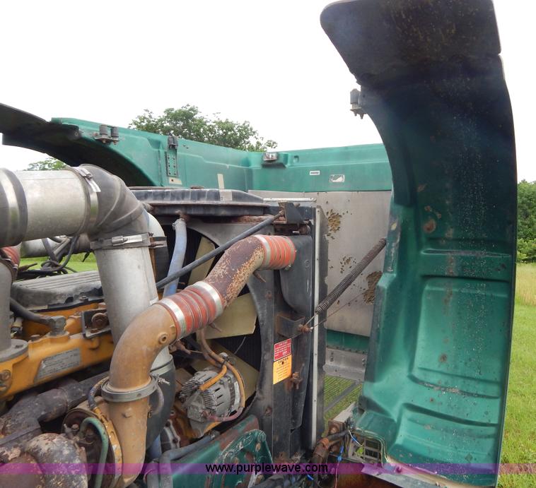 image for item I4690 1999 Peterbilt 378 semi truck