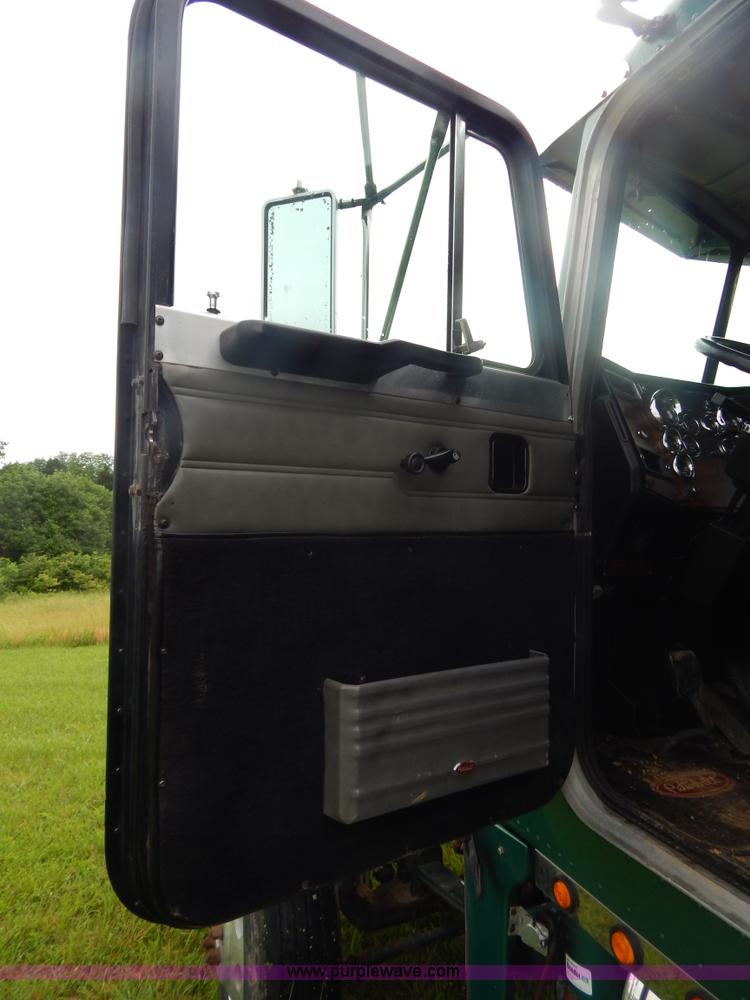 image for item I4690 1999 Peterbilt 378 semi truck