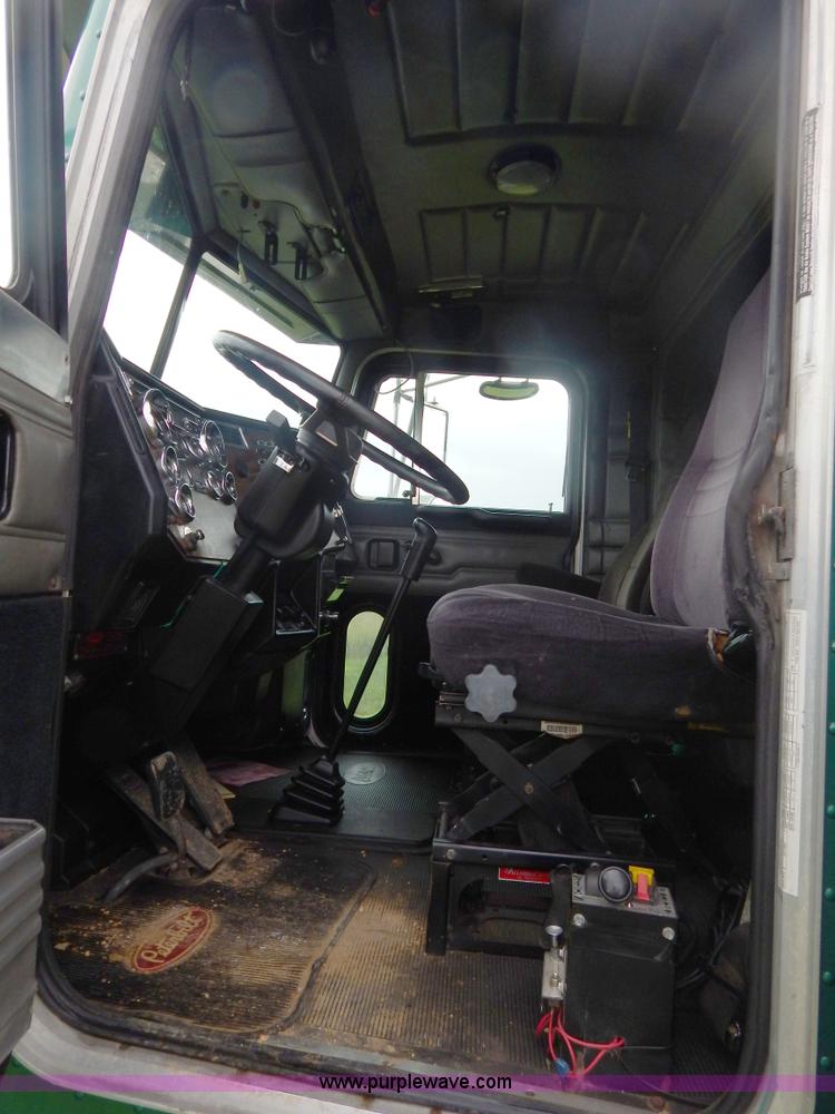 image for item I4690 1999 Peterbilt 378 semi truck