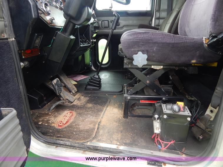 image for item I4690 1999 Peterbilt 378 semi truck