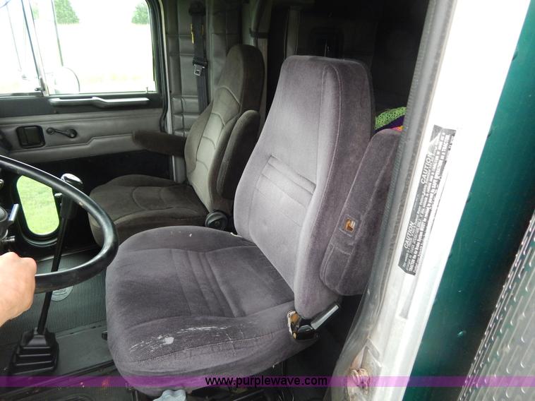 image for item I4690 1999 Peterbilt 378 semi truck