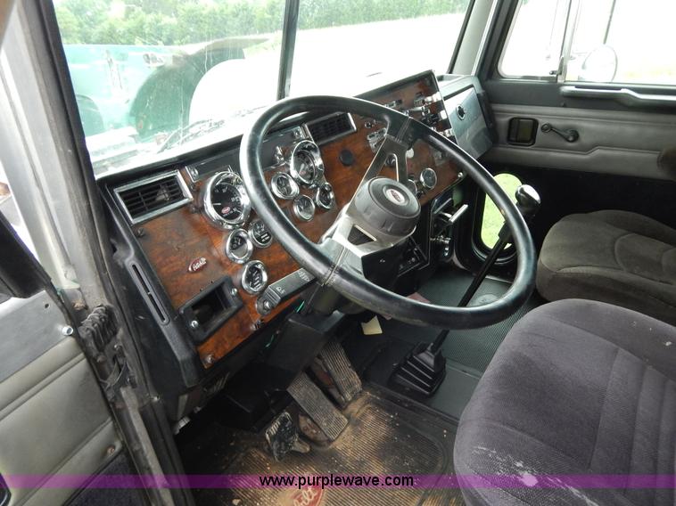 image for item I4690 1999 Peterbilt 378 semi truck