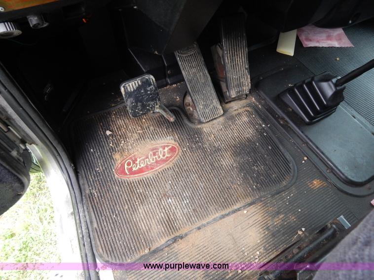 image for item I4690 1999 Peterbilt 378 semi truck