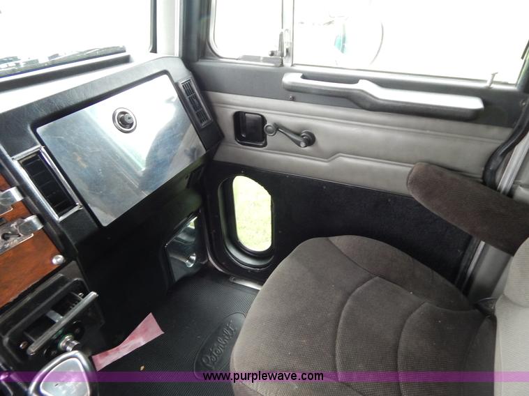 image for item I4690 1999 Peterbilt 378 semi truck