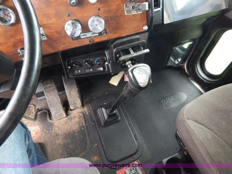 image for item I4690 1999 Peterbilt 378 semi truck