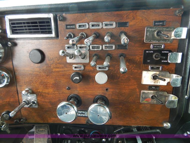 image for item I4690 1999 Peterbilt 378 semi truck