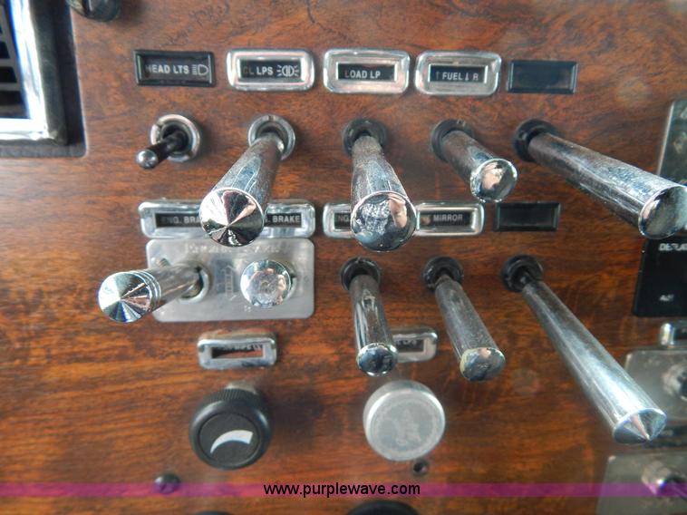 image for item I4690 1999 Peterbilt 378 semi truck