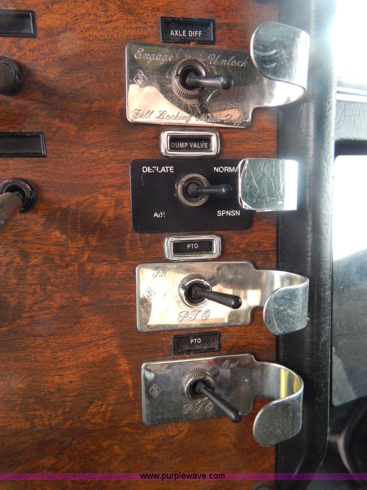 image for item I4690 1999 Peterbilt 378 semi truck