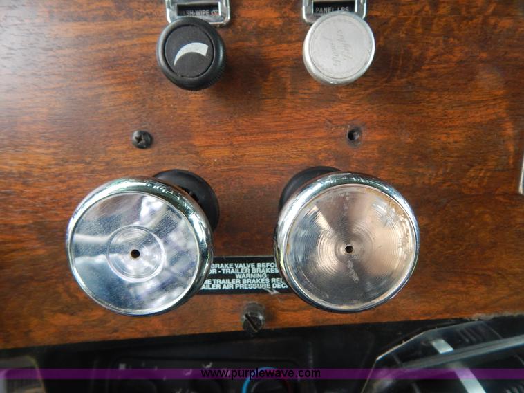 image for item I4690 1999 Peterbilt 378 semi truck