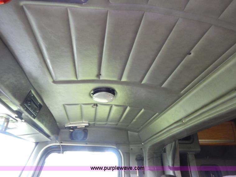 image for item I4690 1999 Peterbilt 378 semi truck