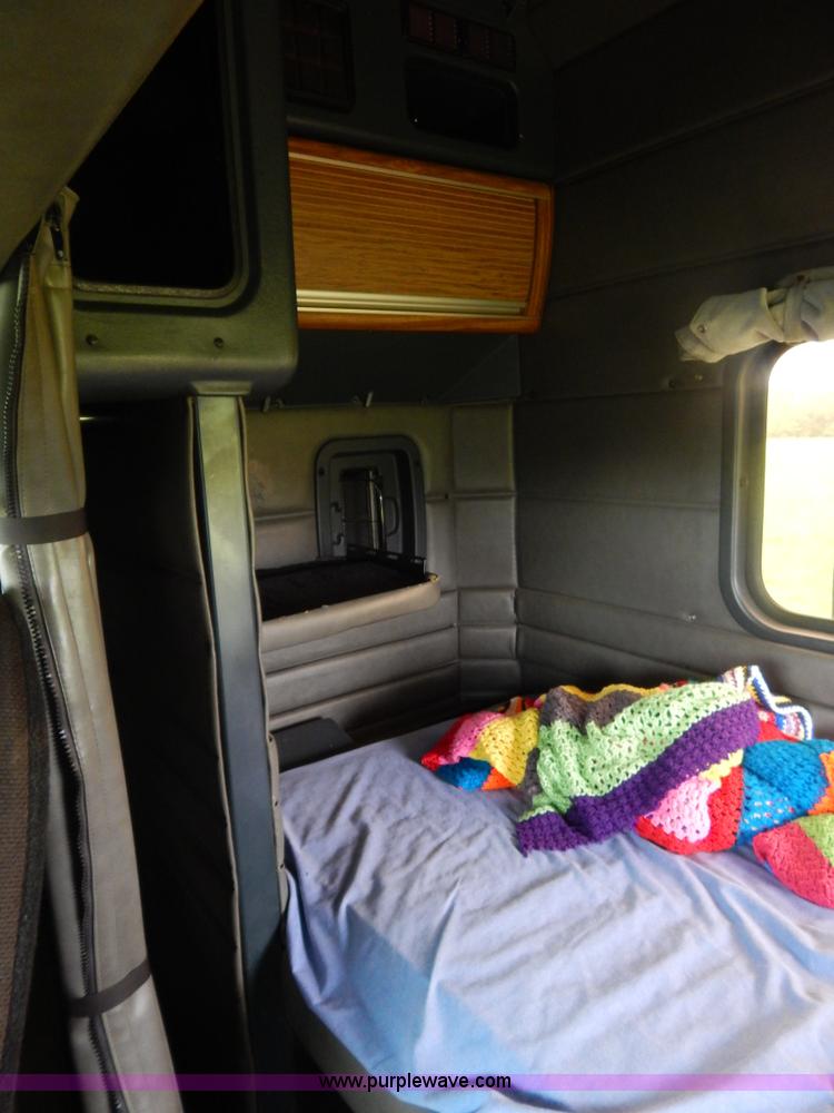 image for item I4690 1999 Peterbilt 378 semi truck