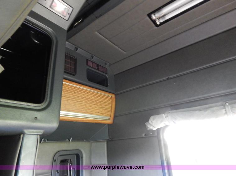 image for item I4690 1999 Peterbilt 378 semi truck