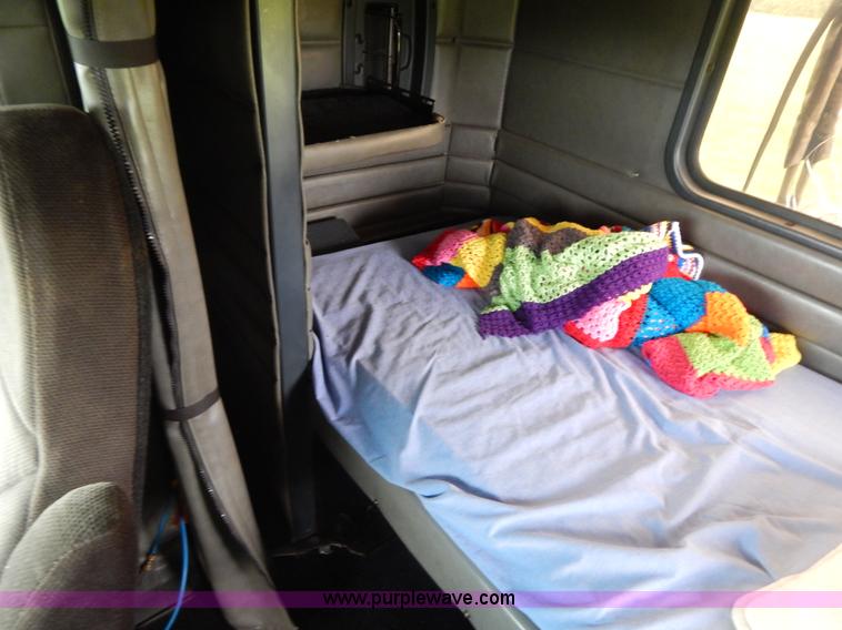 image for item I4690 1999 Peterbilt 378 semi truck