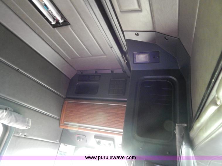 image for item I4690 1999 Peterbilt 378 semi truck