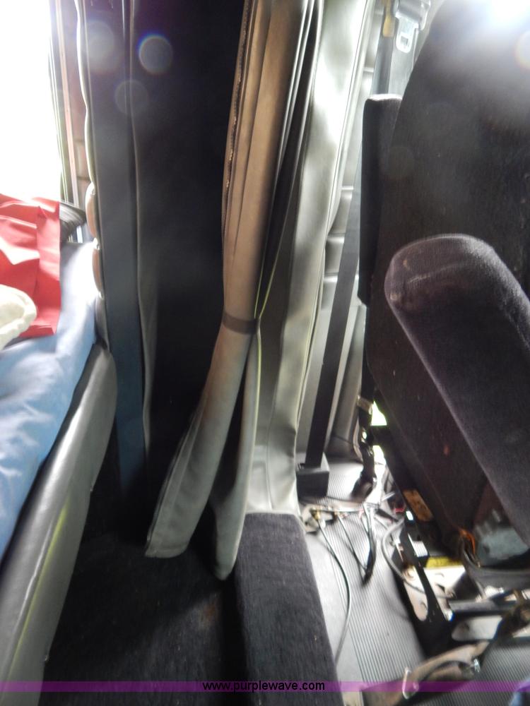 image for item I4690 1999 Peterbilt 378 semi truck