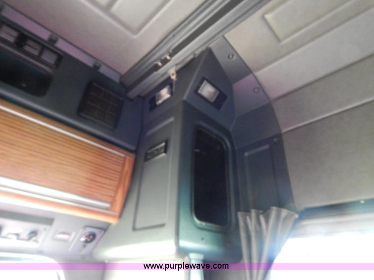 image for item I4690 1999 Peterbilt 378 semi truck