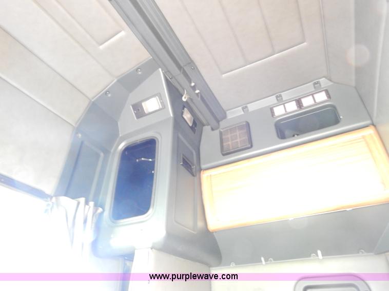 image for item I4690 1999 Peterbilt 378 semi truck