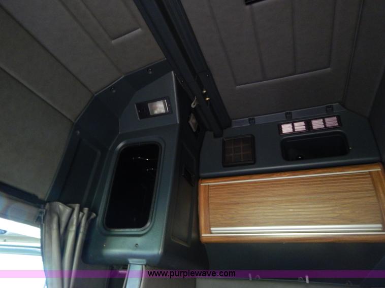 image for item I4690 1999 Peterbilt 378 semi truck