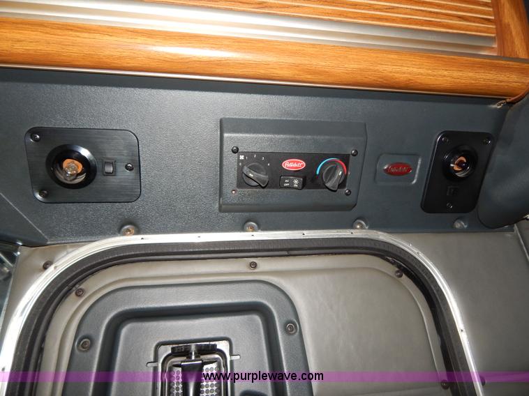 image for item I4690 1999 Peterbilt 378 semi truck