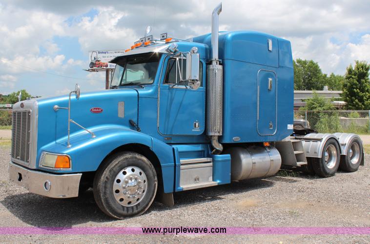 image for item J1244 2002 Peterbilt 385 semi truck