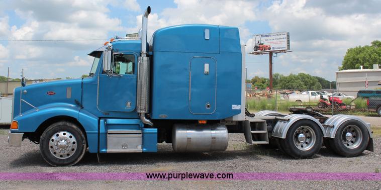 image for item J1244 2002 Peterbilt 385 semi truck