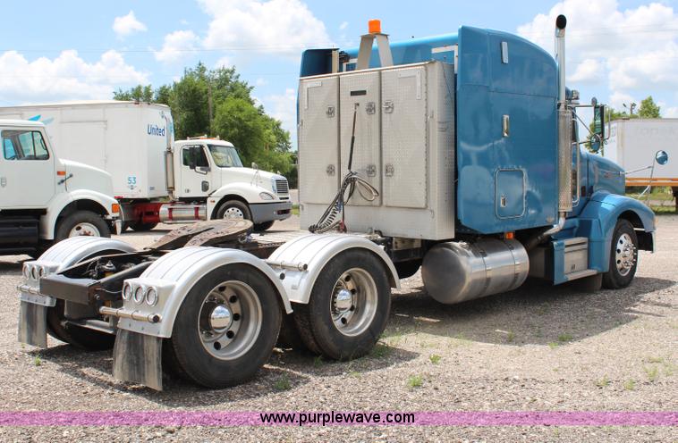 image for item J1244 2002 Peterbilt 385 semi truck