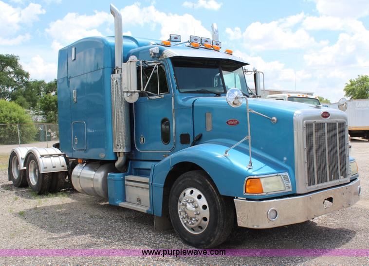 image for item J1244 2002 Peterbilt 385 semi truck