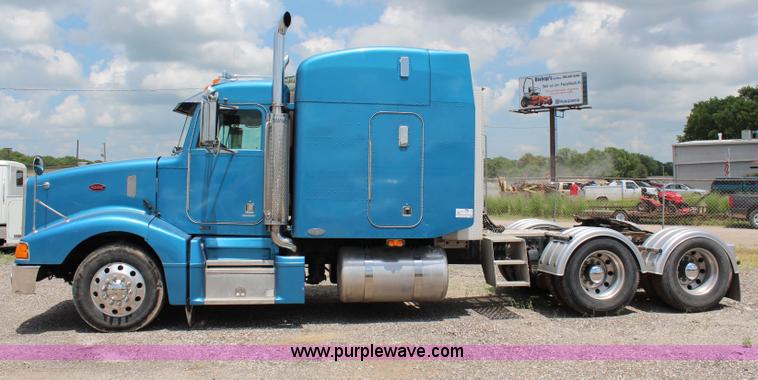 image for item J1244 2002 Peterbilt 385 semi truck