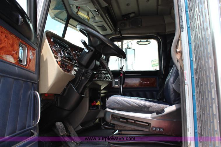 image for item J1244 2002 Peterbilt 385 semi truck