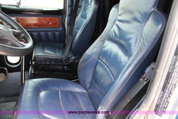 image for item J1244 2002 Peterbilt 385 semi truck