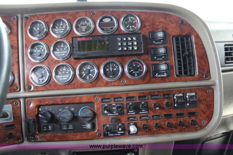 image for item J1244 2002 Peterbilt 385 semi truck