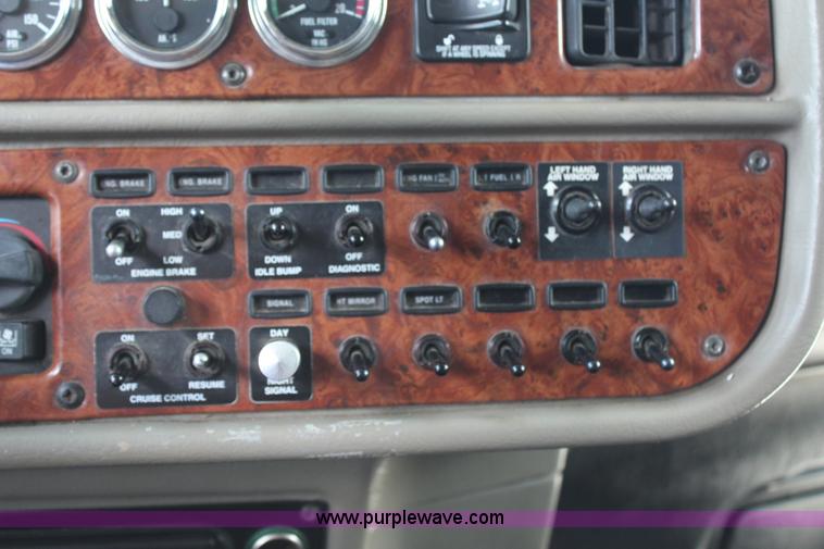 image for item J1244 2002 Peterbilt 385 semi truck