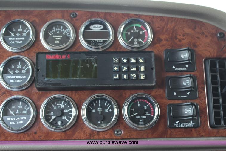 image for item J1244 2002 Peterbilt 385 semi truck