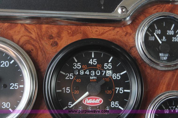 image for item J1244 2002 Peterbilt 385 semi truck