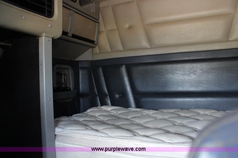 image for item J1244 2002 Peterbilt 385 semi truck