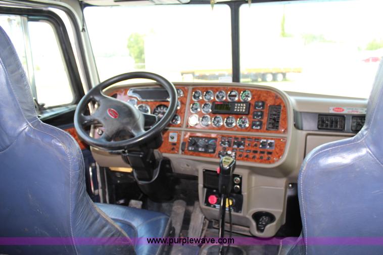 image for item J1244 2002 Peterbilt 385 semi truck