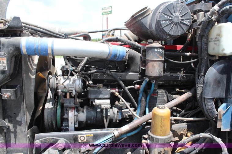 image for item J1244 2002 Peterbilt 385 semi truck